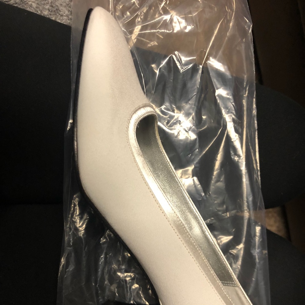 David's Bridal Nina dyeable size 8 white heel